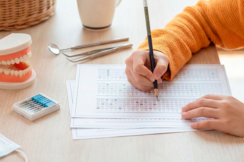 Questões comentadas de Odontologia da Fundação Aroeira com gabarito e análise detalhada para otimizar sua preparação e aumentar sua aprovação.