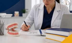 Resolva 10 questões da banca SHDias para concursos de Odontologia, com comentários, gabaritos e dicas para direcionar melhor seus estudos.